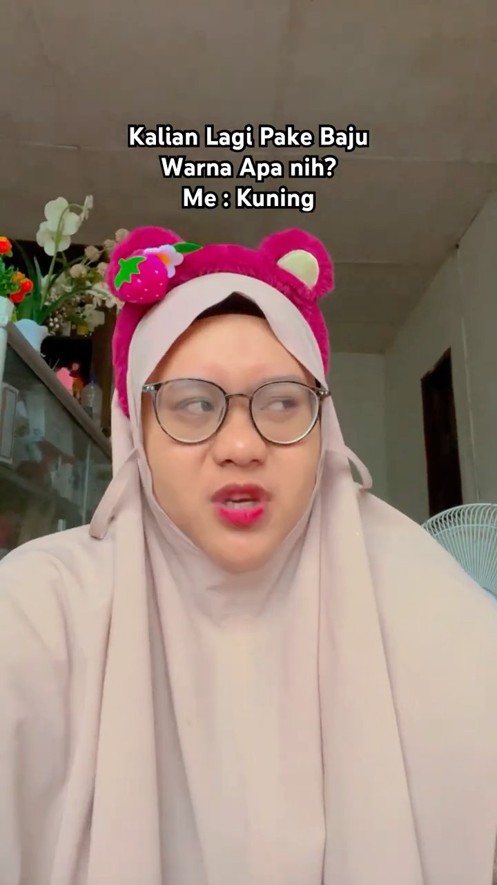 Kalian lagi pake baju warna apa nih? Me : Kuning