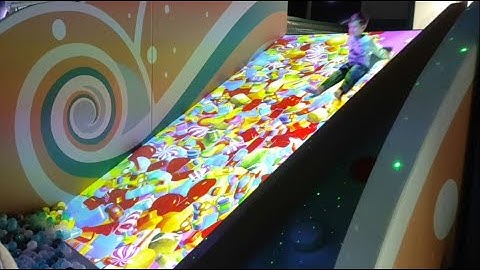 Interactive slope for children in an amusement park