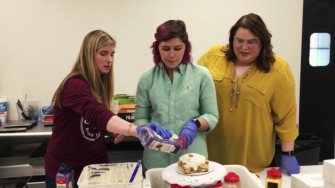 The Lynn Vance Show 141 / Decorating Lowder King Cakes YouTube