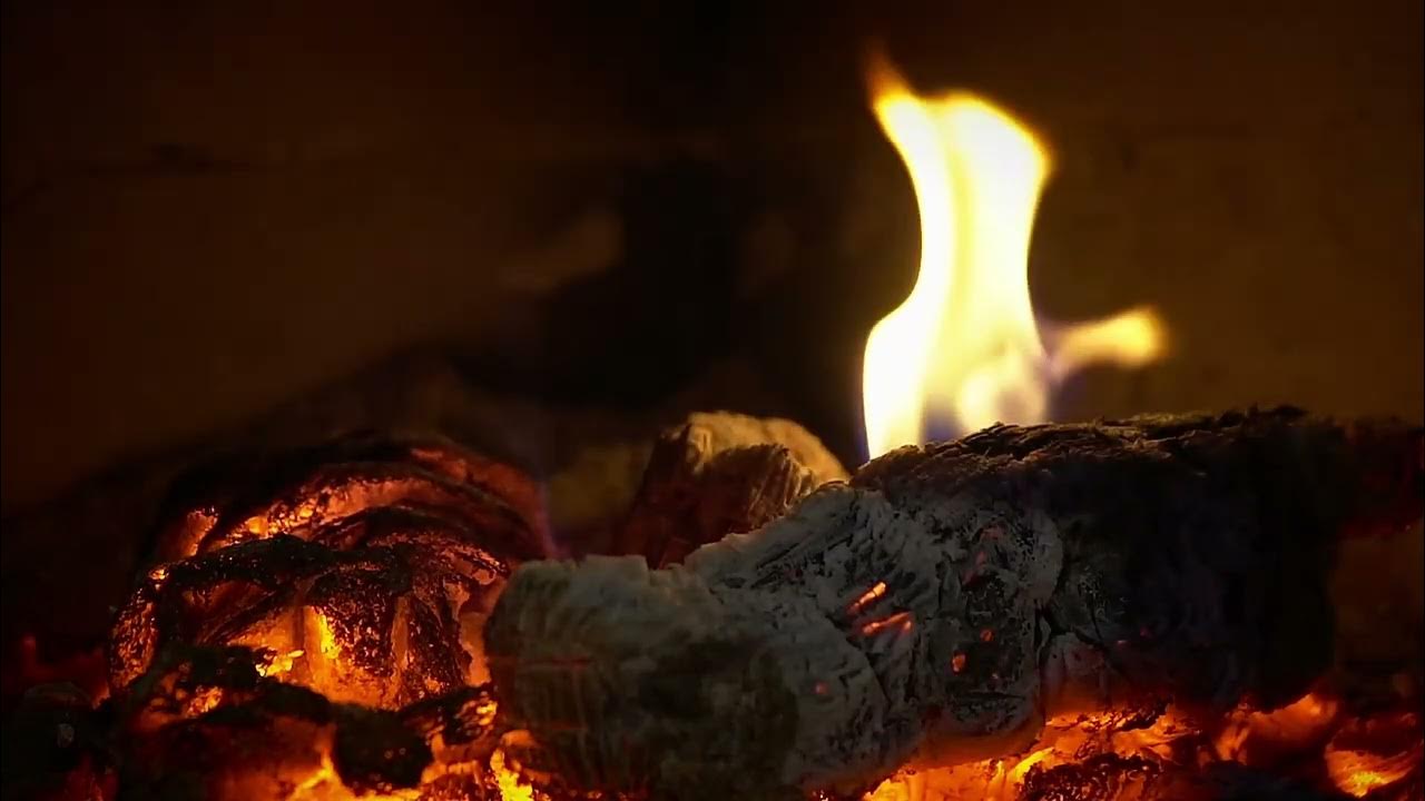 Горящие дрова во сне. Дрова для костра. Огонь. Огонь в камине. Искры костра природа.