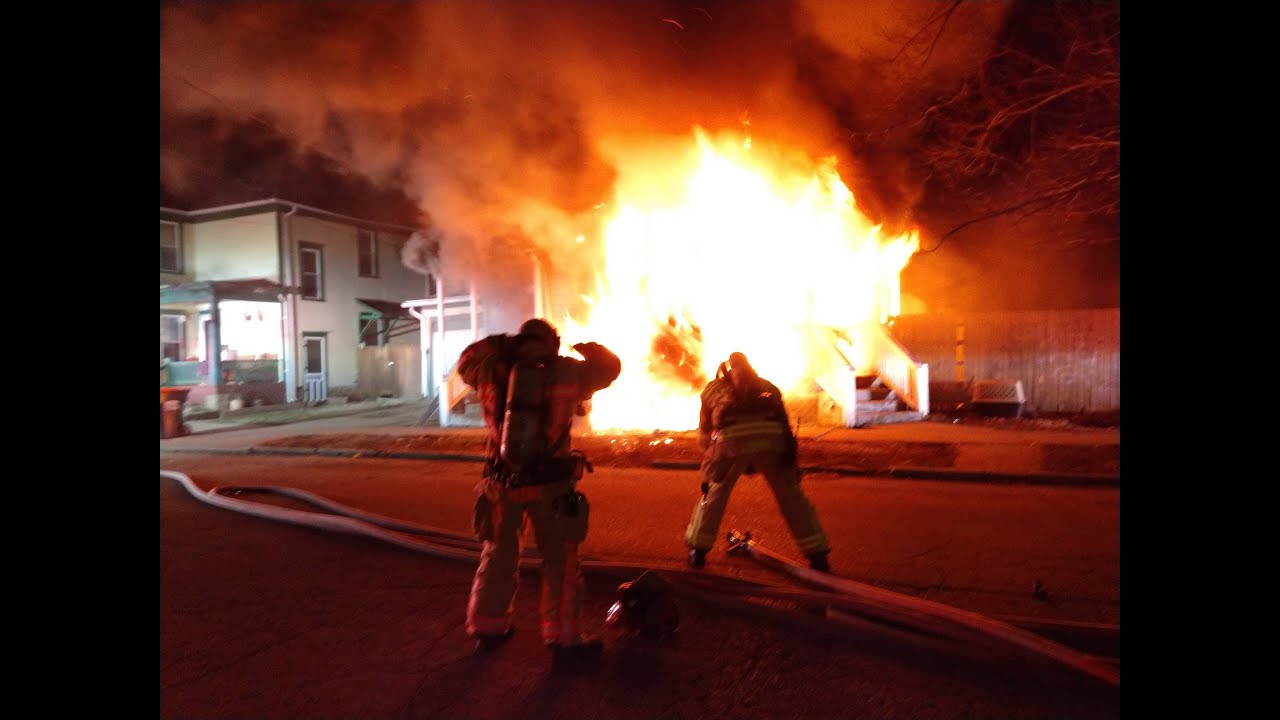 Командование пожарной охраны Ньюарка, штат Огайо, сфотографировало пожар в доме по адресу Честнат...