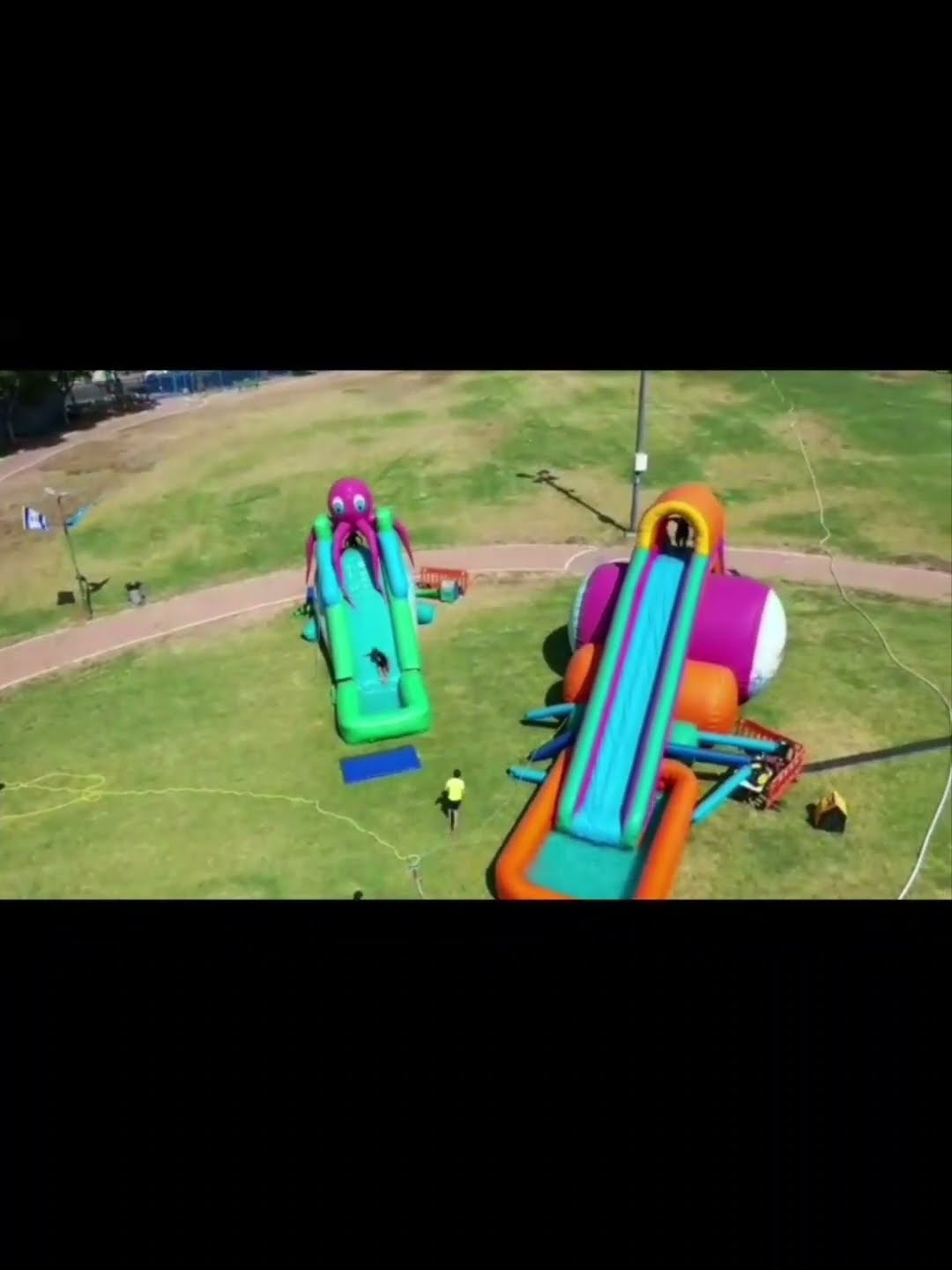 צילום רחפן: מתנפחים בפארק