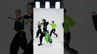 #카멜레온 𝙅𝙪𝙨𝙩 𝙖 𝙡𝙞𝙩𝙩𝙡𝙚 𝙩𝙖𝙨𝙩𝙚! choreography by #리온 💿2025.05.01 12PM (KST) #TRENDZ #트렌드지 #Chameleon