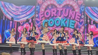 Download lagu JKT48 - FORTUNE COOKIE (LIVE AMAZING GTV 24) - PENAMPILAN SPECIAL IKONIK & FULL ENERGI! 🔥