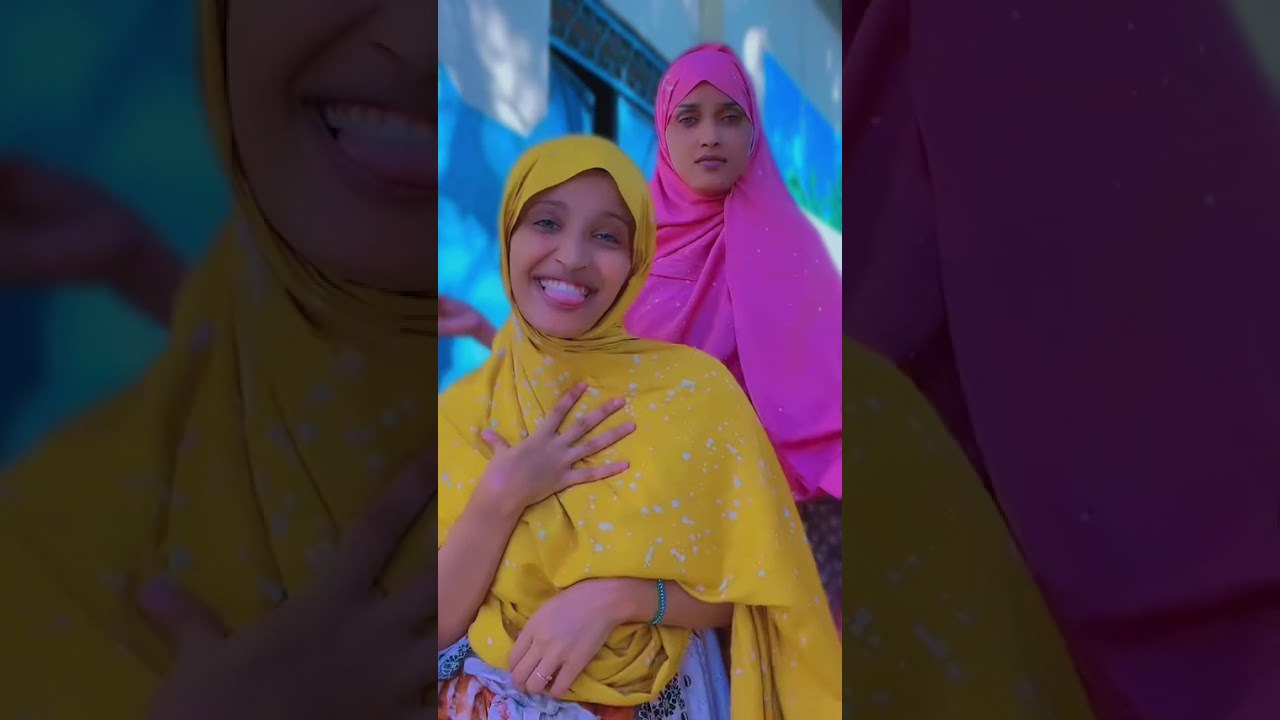 Lukmaan oo yariis ah oo ninac banaanka ku cunaayo iyo aabahiisa axmed ak oo ilaalinaayo