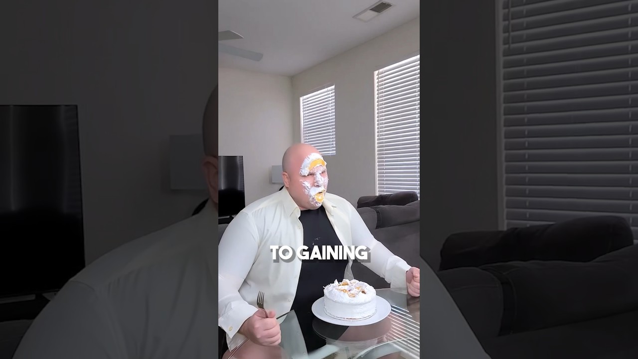 Он превратился из подтянутого в толстого! (@azovsky__dm) 