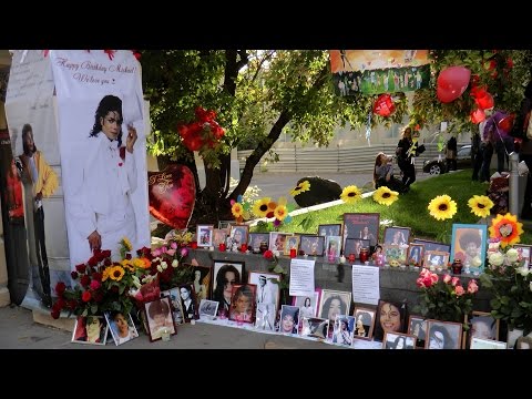 Video: Hvor er poppens konge siste hvilested? Michael Jacksons begravelsesmysteri uløst
