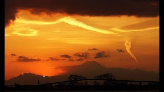 夕暮れの富士山とゲートブリッジ