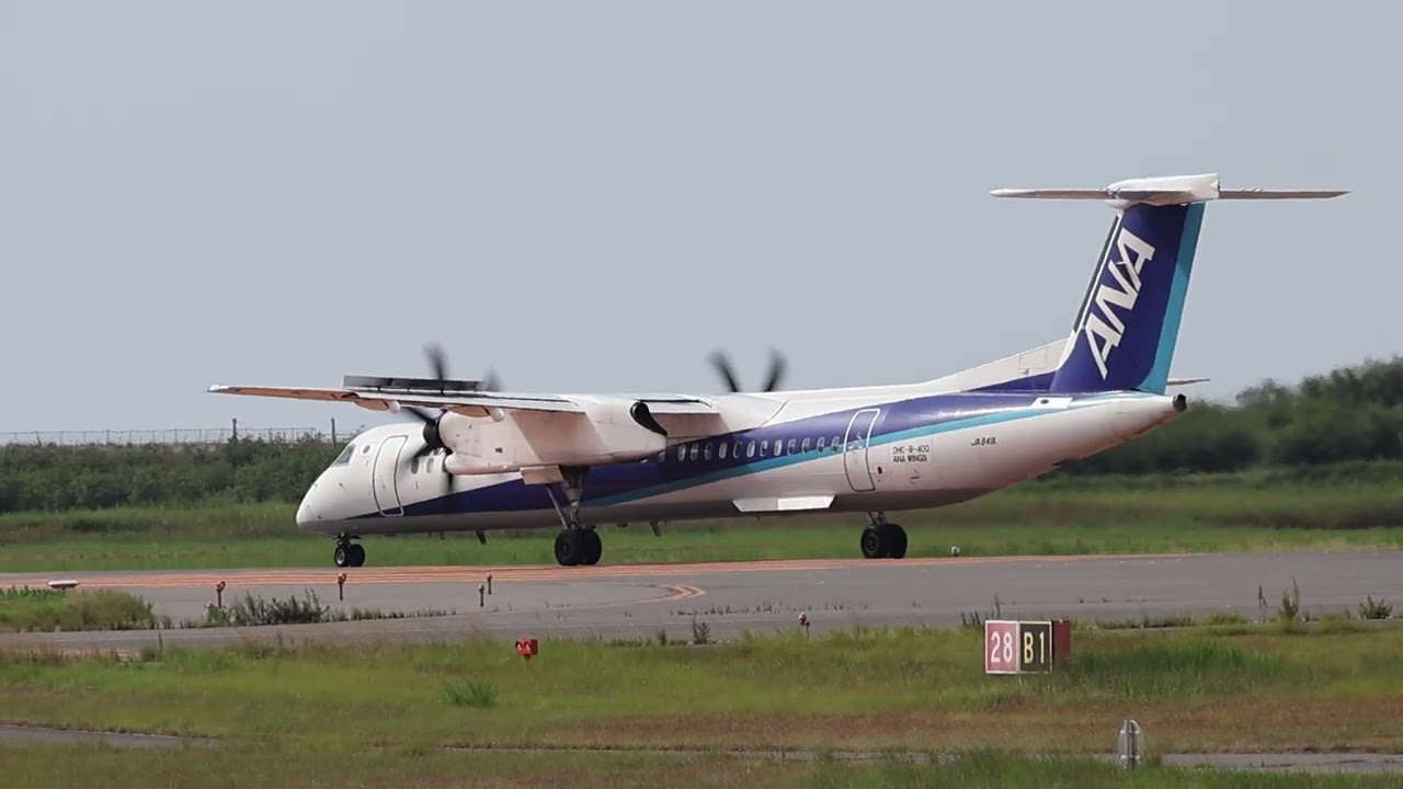 ANAウイングス DHC-8-Q400が新潟空港を出発 プロペラを回して滑走路へ