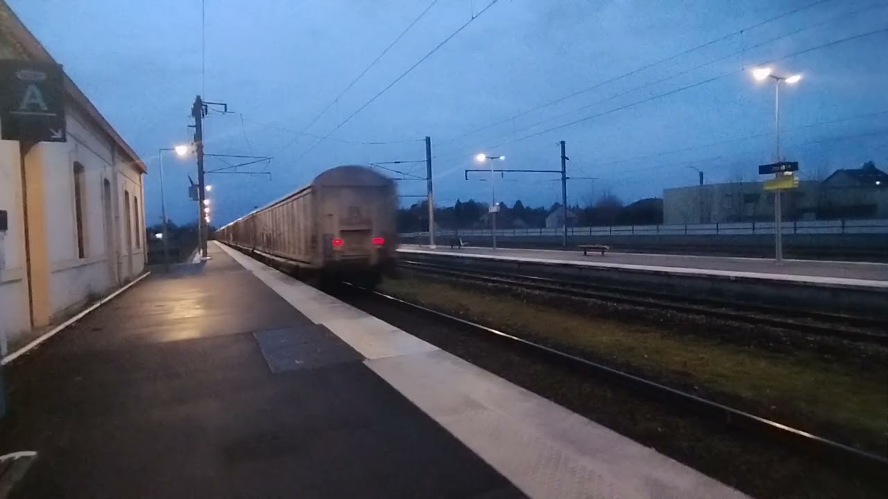 Passage de BB 26000 BB 75000 Avec Wagon Couverts En Gare de Cosne 