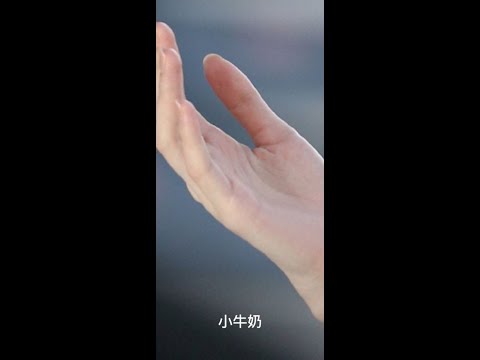 笑得停不下来，绝对是单依纯的世界上最小的粉丝。 单依纯歌曲学唱秀（最奶声奶气版）挑战一下：你能听出单依纯唱的几首歌？