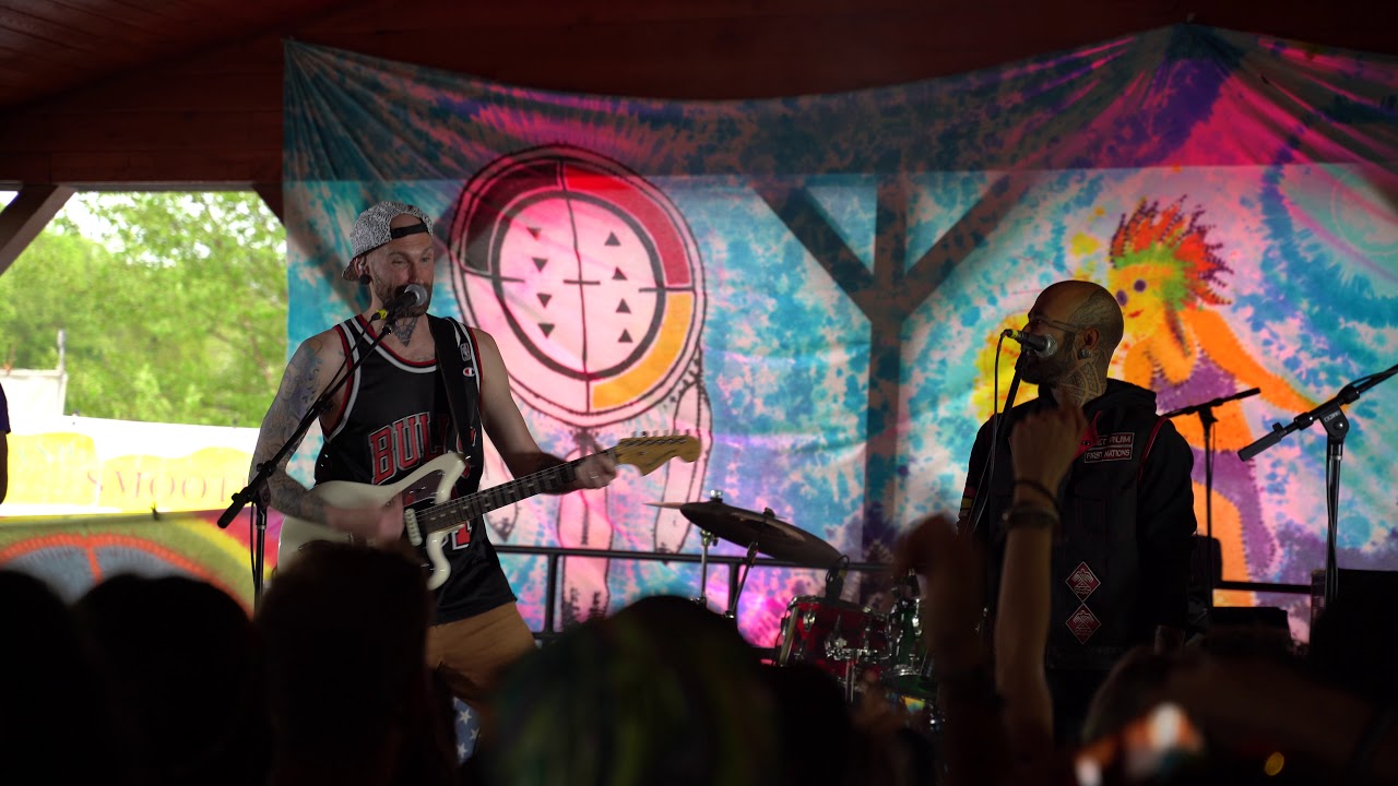 在 YouTube 上觀看「Satsang - Between (feat. Nahko) @Pyro 2019 -  6/7/2019」 在 YouTube 上觀看「Satsang - Between (feat. Nahko) @Pyro 2019 -  6/7/2019」