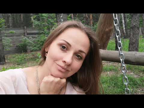 Девочке три, она едет у папы на шее. Душевная поезия.  Читаем мы