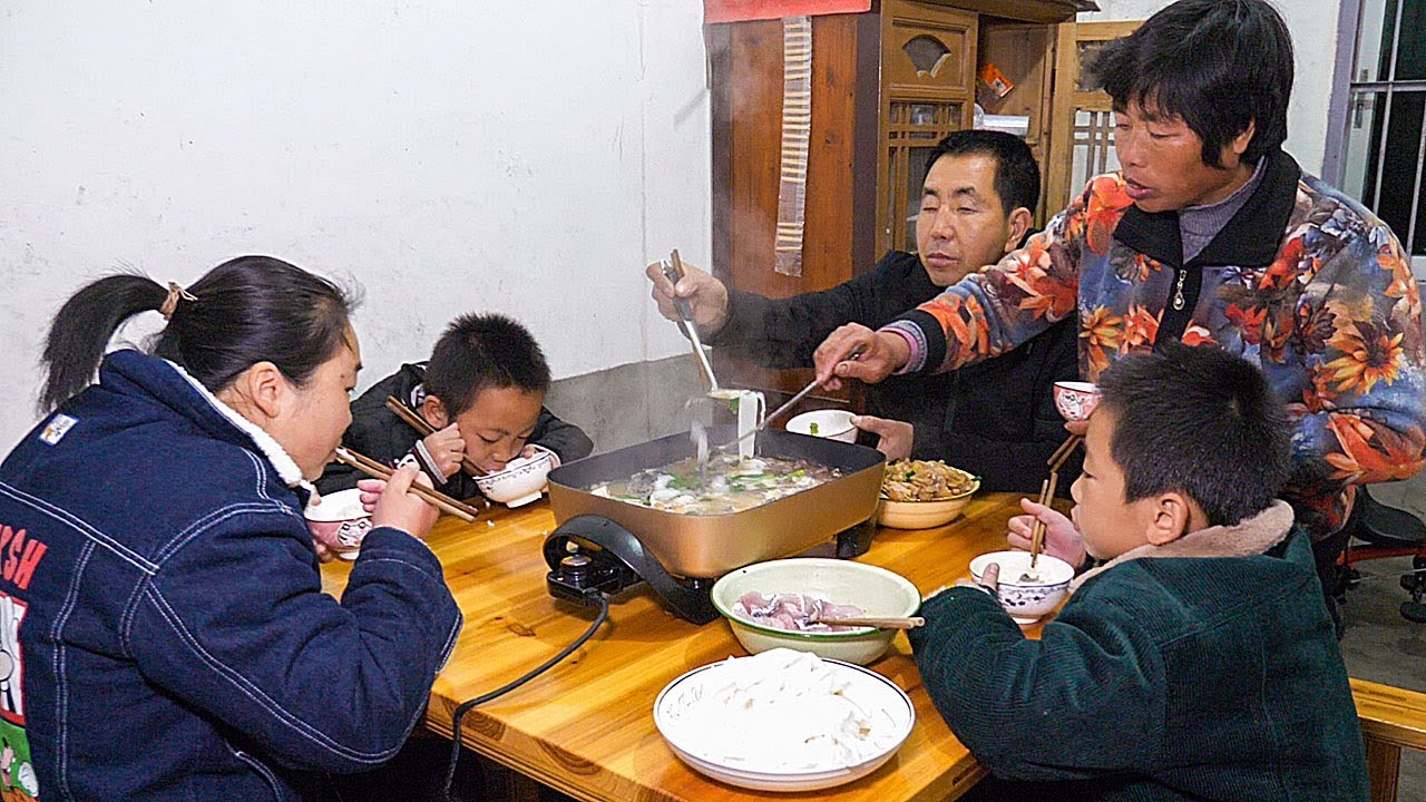 天冷了，在家吃火鍋，這次不吃青菜，看看媳婦準備啥好吃的丨Eat hot pot, this time do not eat vegetables, see what to eat