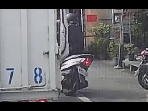 【車禍影片】 貨車突然開車門導致後方騎士摔車（2023.05.18 桃園市桃園區桃鶯路