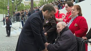 Cérémonie du 8-Mai: Emmanuel Macron salue des anciens combattants | AFP Images