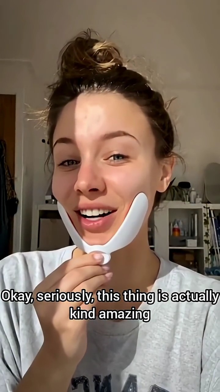 I tried the viral facial massage technique 😍🔥. 썸네일