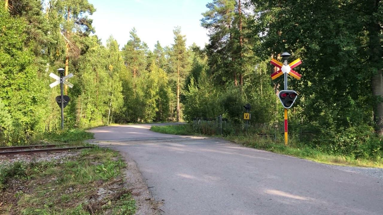 *Porter diesel* Swedish railroad crossing / Järnvägsövergång i Gamla fruns väg, Falun