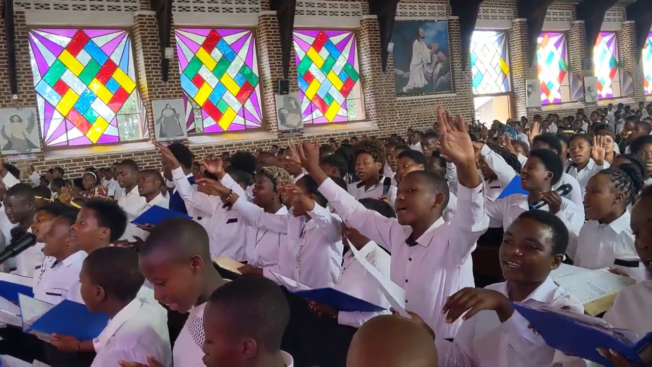 DUSINGIZE ABAHIRE PAR A.HAGENIMANA FABIEN performed Chorale angelorum