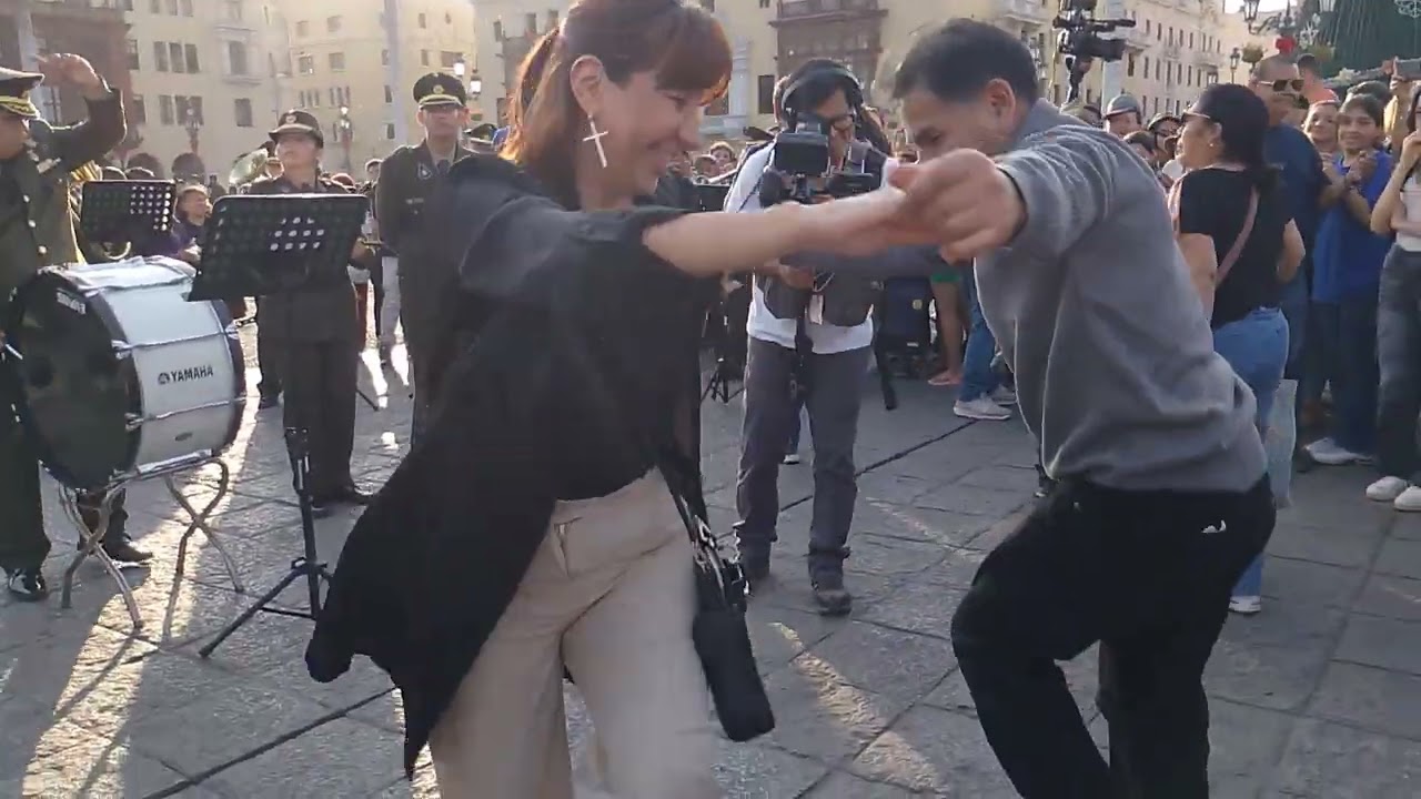 Felices los peruanos dándose un bailecito🥰🥰❤️❤️