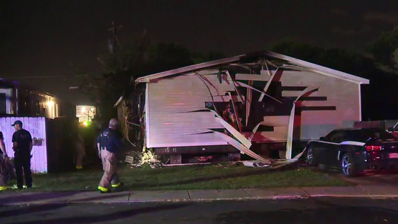 Fire destroys mobile home on NW Side - YouTube