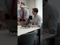 Nový chargé d’affaires na americkém velvyslanectví v Praze pojal své představení po cimrmanovsku.