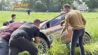 Rallyfans helpen Kurt Boone uit de greppel tijdens Sezoensrally