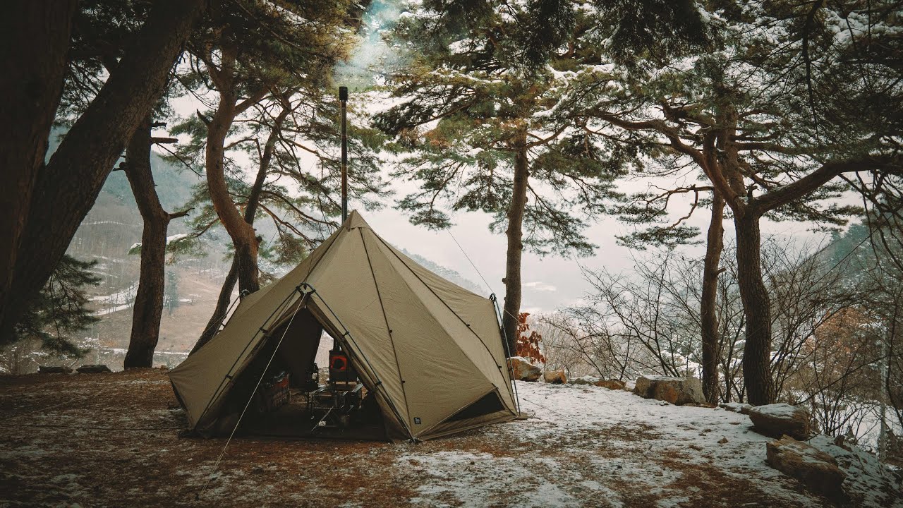 Зимний кемпинг с камином на заснеженной высокой горе