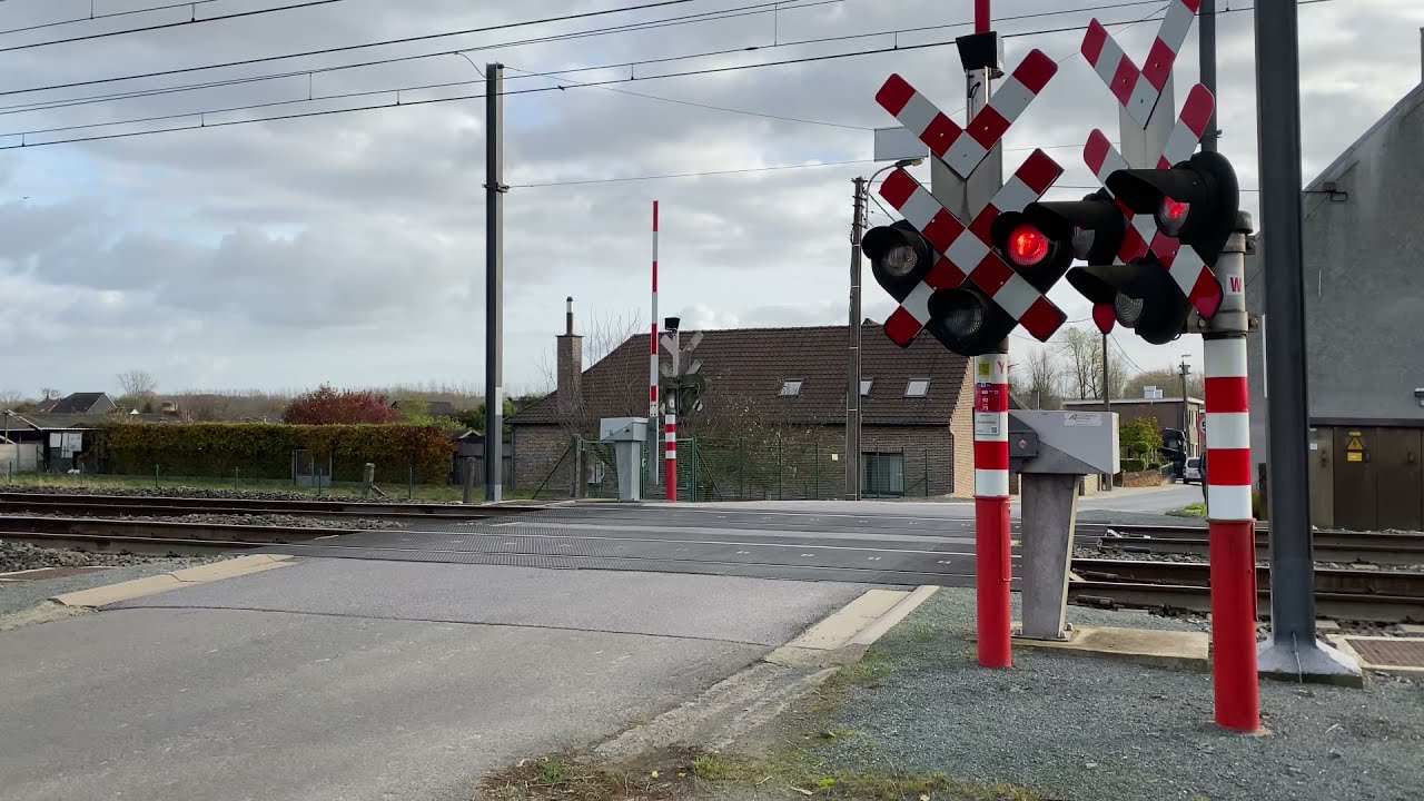 Spoorwegovergang Schendelbeke / Railroad crossing / Passage à niveau / Bahnübergang