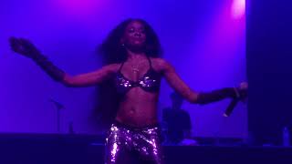 Video thumbnail of "Azealia Banks - Along the Coast live at Fonda Theater"