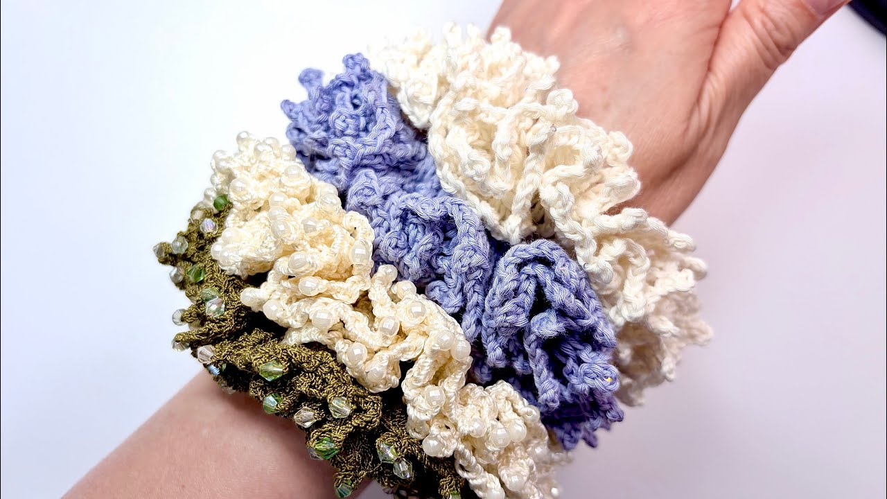 Crochet a voluminous scrunchie; a pattern that also allows for
