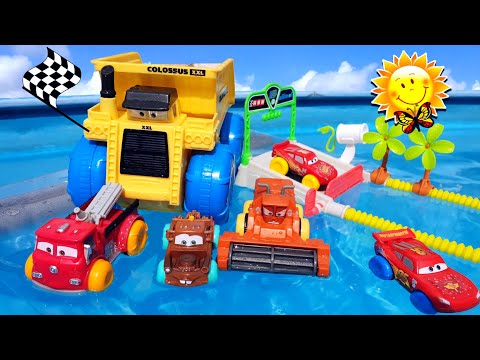 Coches en la piscina Pista de carreras para Rayo McQueen y sus amigos