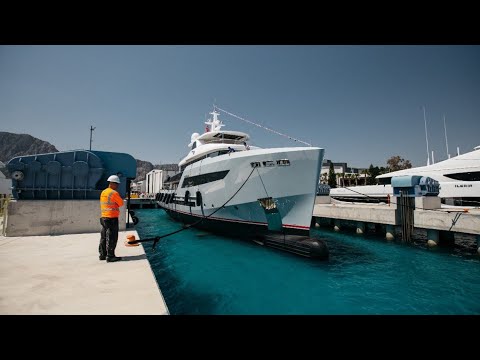 Видео: Экспедиционная яхта Bering 145. Спуск на воду.