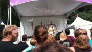 Butterfly Boucher performing "To Feel Love" at Lilith Fair 08.03.2010