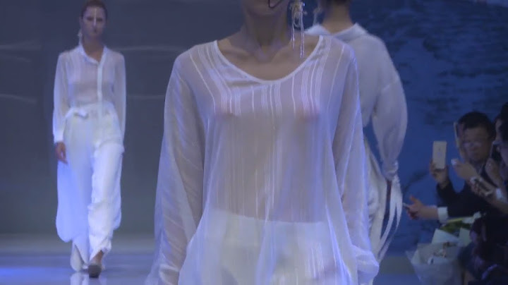 美女模特T台走秀，身穿白色透明上衣顯露粉色乳房，巨乳一抖一抖的，這誰頂得住！ - 天天要聞