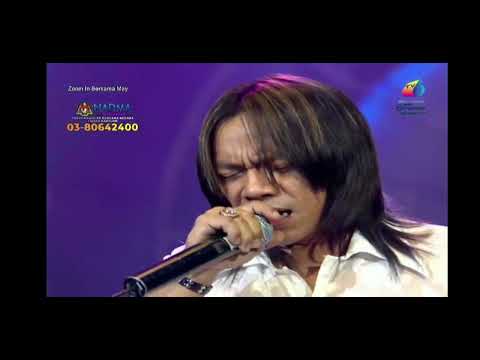 The process of sawing large, beautiful, and most expensive teak wood for furniture materials 