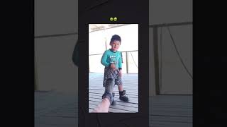 Çorap Koklayan Çocuk