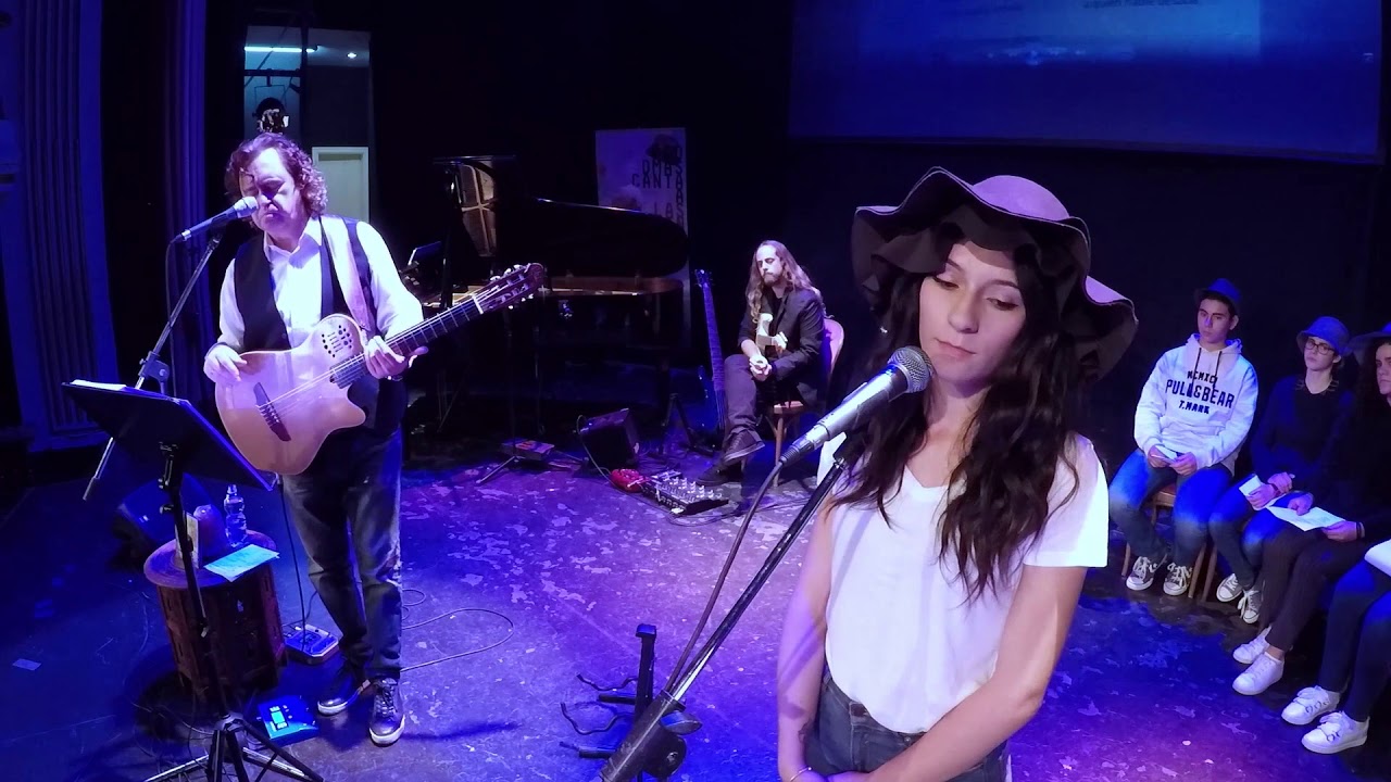 Paco Damas canta a Las Sinsombrero en el Proyecto Concilia