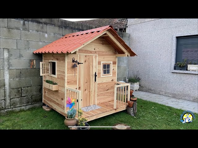 Bonita casa de madera para niños Princess con techo a dos aguas
