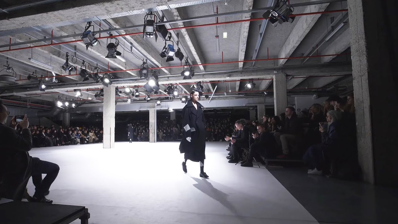 YOHJI YAMAMOTO A/W18-19 - YouTube