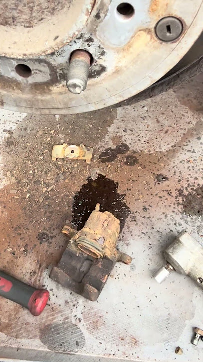 ๐จ Brake Replacement Tip You NEED to Know ๐#BrakeRepair #MechanicTips #CarMaintenance #AutoRepair