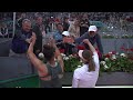 C. Bucsa & S. Sorribes Tormo abrazan a su equipo después de su triunfo en MUTUA MADRID OPEN 2024