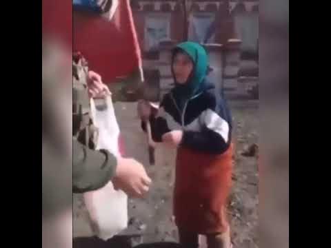 бабушка с красным флагом и всу. бабушку с флагом убили. бабушка с красным знаменем. украинская бабушка с красным флагом. бабушка с красным знаменем.