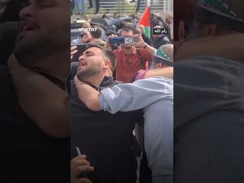 يقبل قدم والده المحرر