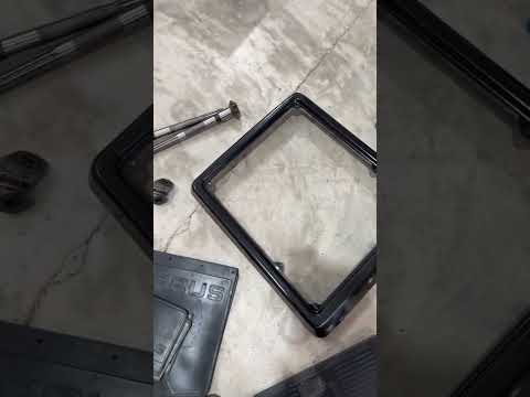 Рамка решіток капота МТЗ 90-8402030 (Оригінал), видео 1