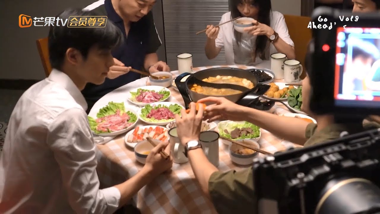 以家人之名 花絮 一家人晚餐好吃不停 谭松韵张新成battle彩铃金曲 Go Ahead Behind The Scenes Youtube