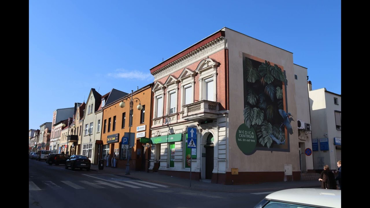 Foto spacer ulicami Chodzieży. Zabytkowe domy i rynek. Chodzież się budzi na wiosnę