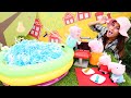 Çocuk oyunları! Ayşe, Peppa Pig ve ailesi balık tutsun diye oyuncak göl yapıyor!