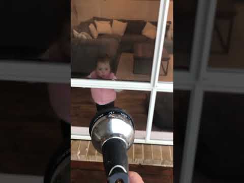 gotcha!-dad-plays-hose-prank-on-little-girl