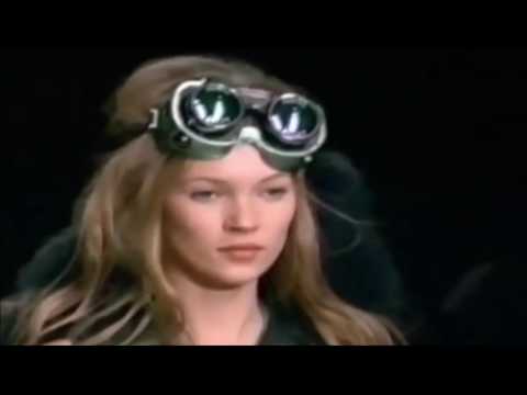 ቪዲዮ: ቤክሃምስ የ Kate Moss catwalk ን አድናቆት ነበረው